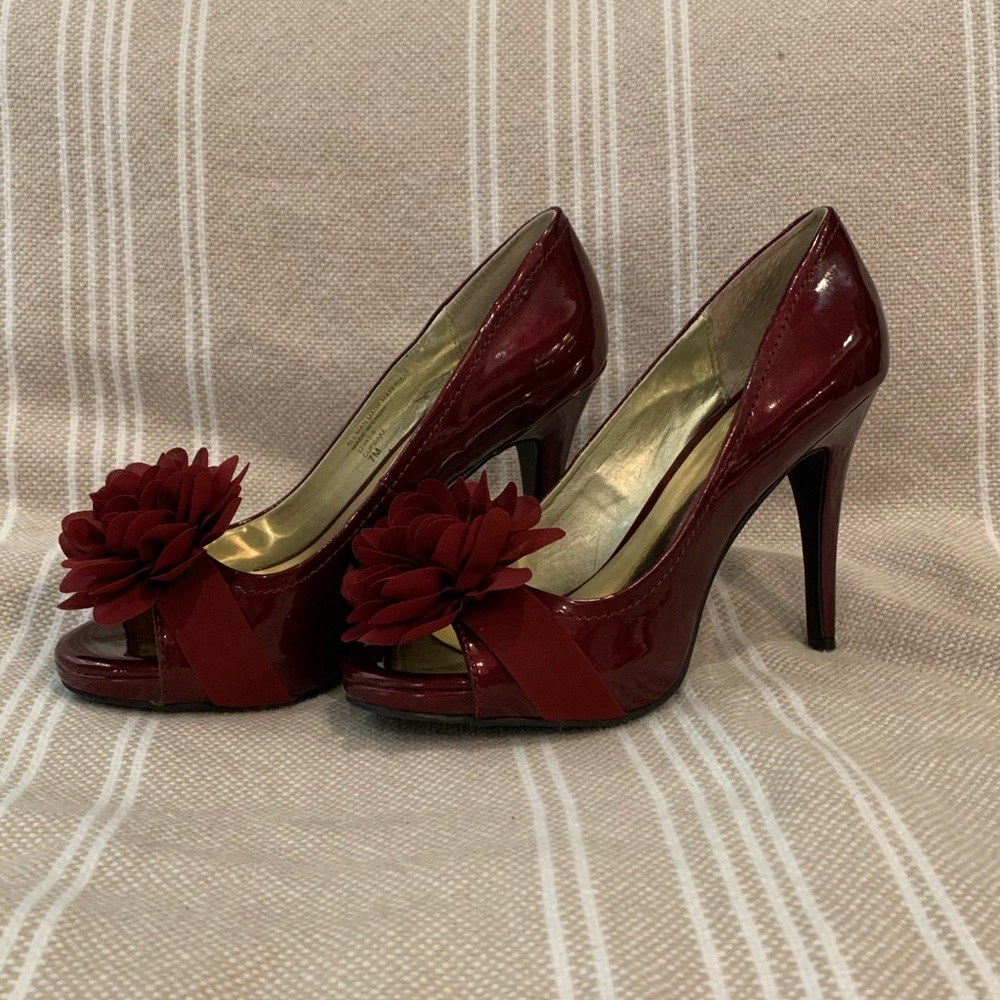 Carlos by Carlos Santana deep red pumps with flower embellishment, size 7